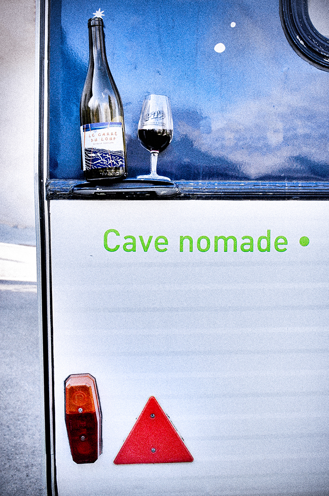 Cave nomade sur les marches a Annecy